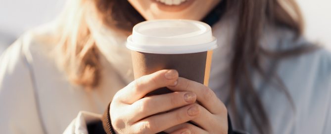 Vormt verstrekking koffiebeker to go belast loon