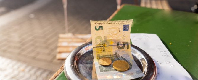 Inhoudingsplicht horecawerkgever voor fooien