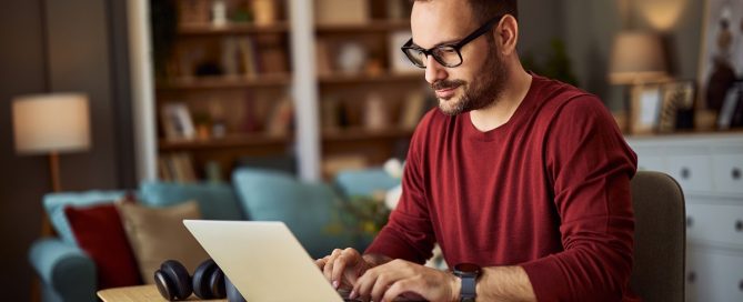 Werknemer fraudeert met thuiswerkuren