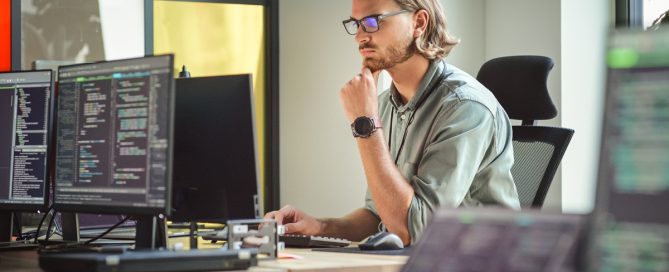 Opdrachtovereenkomst voor 16 uur per week sinds 2009 dienstbetrekking